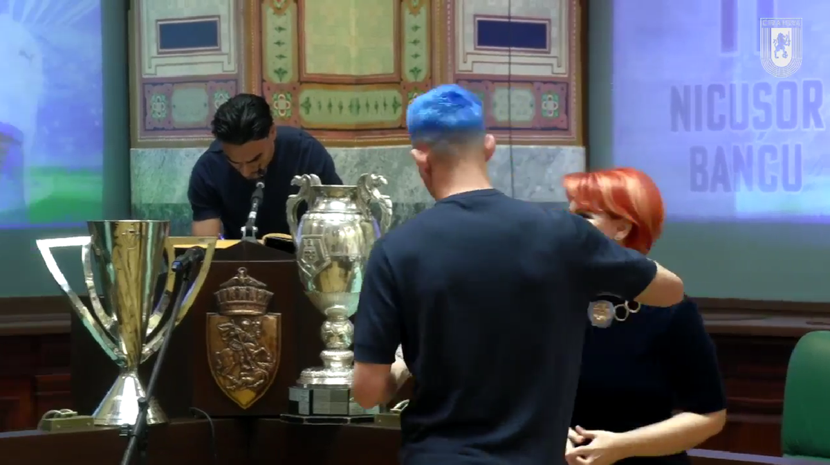 Bancu, precum Rațiu! Căpitanul Craiovei a apărut cu părul albastru la ceremonia de la Primărie » Ce le-a transmis Lia Olguța Vasilescu campionilor României