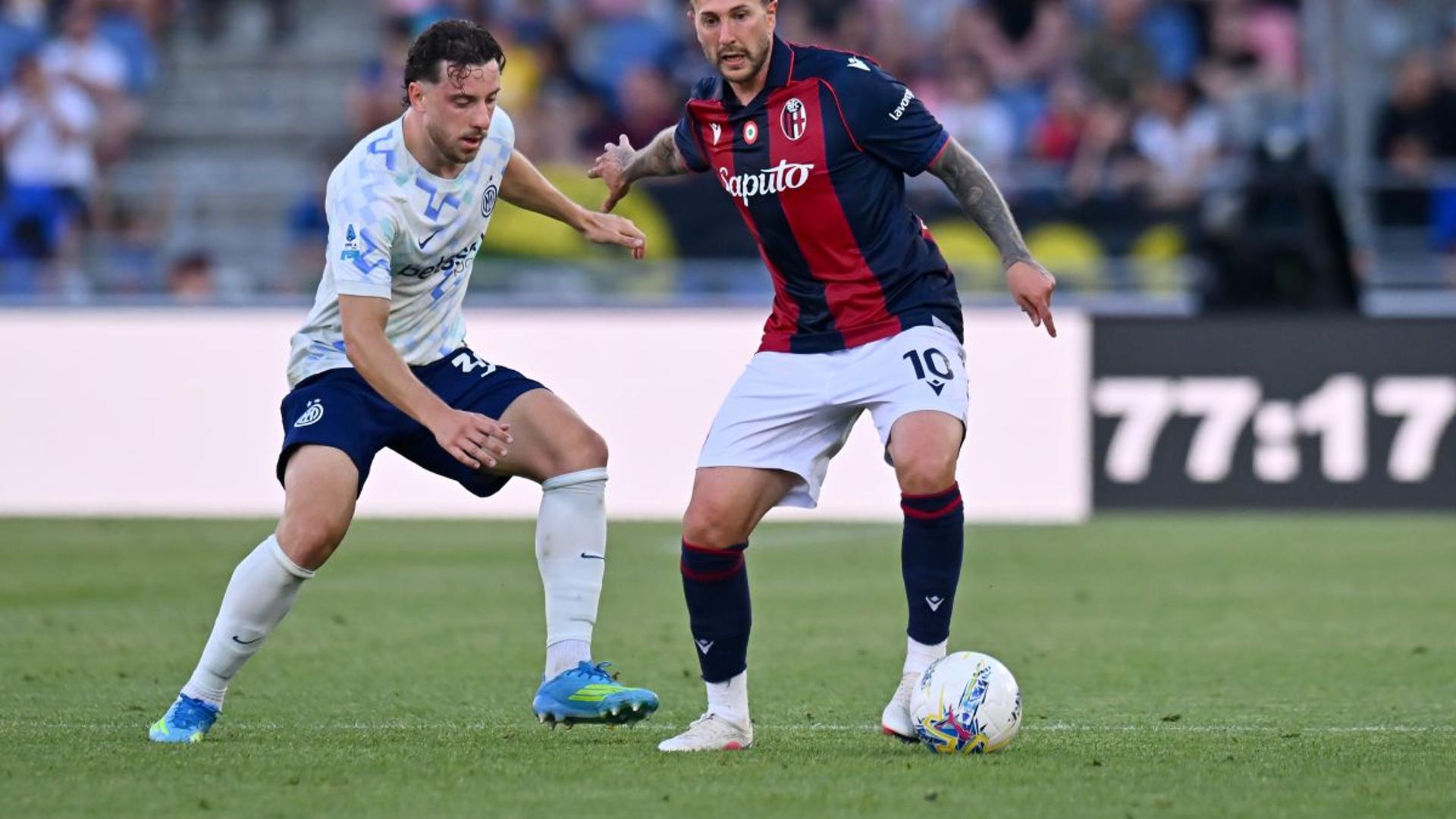 Cristi Chivu pe marginea terenului în timpul meciului Bologna Inter din Serie A, cu jucători în acțiune pe fundal. | sursa foto: Gazeta Sporturilor