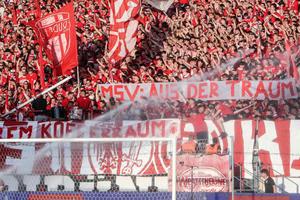 Au furat bara porții rivalilor și au dus-o în tribună! Scene incredibile la barajul pentru promovare
