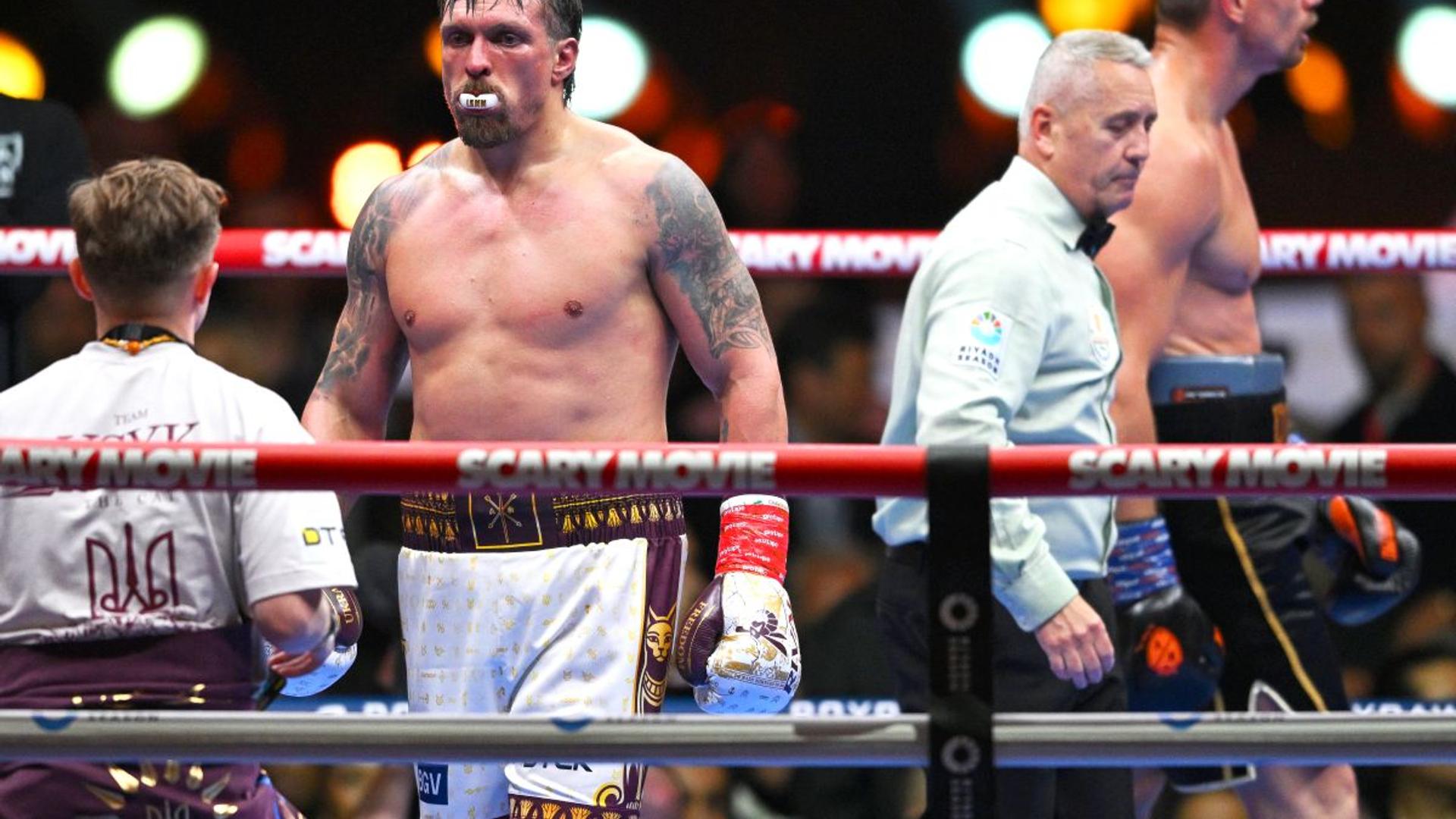 Oleksandr Usyk și Rico Verhoeven în ring în timpul luptei de box din Egipt, cu Piramidele din Giza în fundal, în runda 11. | sursa foto: Gazeta Sporturilor Oleksandr Usyk și Rico Verhoeven în ring în timpul luptei de box din Egipt, cu Piramidele din Giza în fundal, în runda 11. | sursa foto: Gazeta Sporturilor