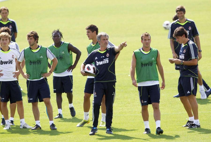 Jose Mourinho și Rafael Van der Vaart, la antrenamentele lui Real Madrid / FOTO: Imago Images Mourinho l-a expediat de la Real în 2010, acum surprinde! Starul care a vorbit despre revenirea antrenorului la Madrid: „Ești puțin intimidat de el!”
