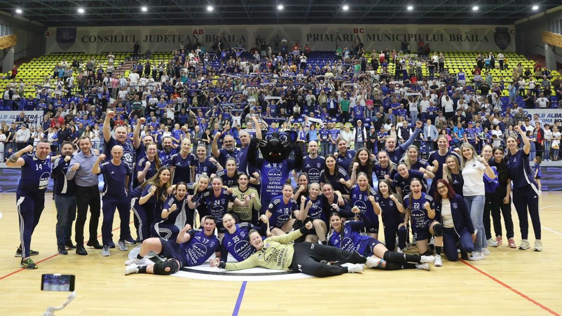 Jucătoare Dunărea Brăila și CSM Slatina în acțiune pe teren în meciul din Liga Florilor decisiv pentru calificarea în cupele europene. | sursa foto: Gazeta Sporturilor
