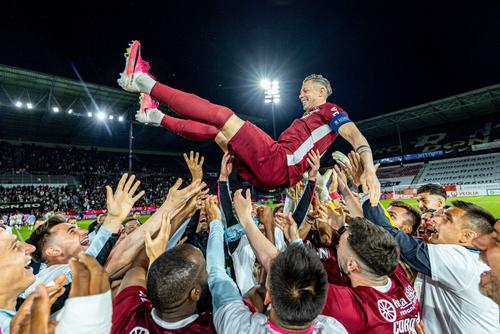 Ciprian Deac a fost aruncat în sus de colegii de la CFR Foto: Facebook CFR Cluj