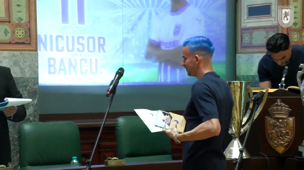 Bancu, precum Rațiu! Căpitanul Craiovei a apărut cu părul albastru la ceremonia de la Primărie » Ce le-a transmis Lia Olguța Vasilescu campionilor României