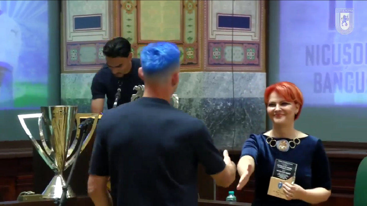 Bancu, precum Rațiu! Căpitanul Craiovei a apărut cu părul albastru la ceremonia de la Primărie » Ce le-a transmis Lia Olguța Vasilescu campionilor României