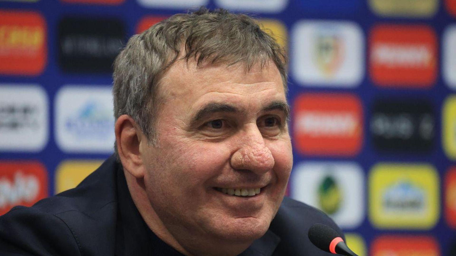 Matei Ilie în tricoul echipei naționale, Gheorghe Hagi discutând strategia pentru apărarea echipei naționale la antrenament. | sursa foto: Gazeta Sporturilor