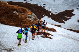Accidentări grave la ultramaratonul „Transilvania 100” » 13 oameni au căzut într-o râpă: o sportivă găsită în stare de hipotermie