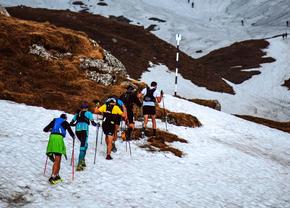 Accidentări grave la ultramaratonul „Transilvania 100” » 13 oameni au căzut într-o râpă: o sportivă găsită în stare de hipotermie