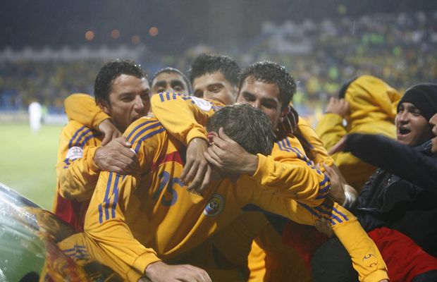 VIDEO Anecdota din spatele acestei poze importante din istoria naționalei: crash-test făcut pe viu, unei mașini a sponsorului FRF. „Te sună să-i despăgubești!”