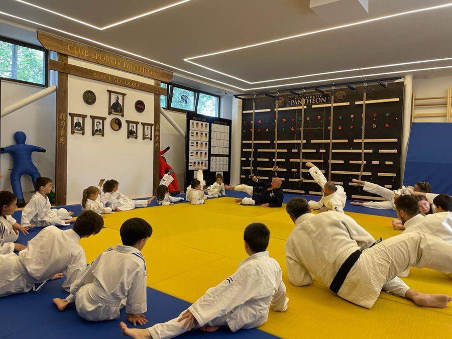 În timpul lecției susținute de italian Povestea samuraiului îndrăgostit de România: „Este a doua mea casă” » E al cincilea Shike al Honmon Enshin Ryu, continuatoarea vechii școli a samurailor!
