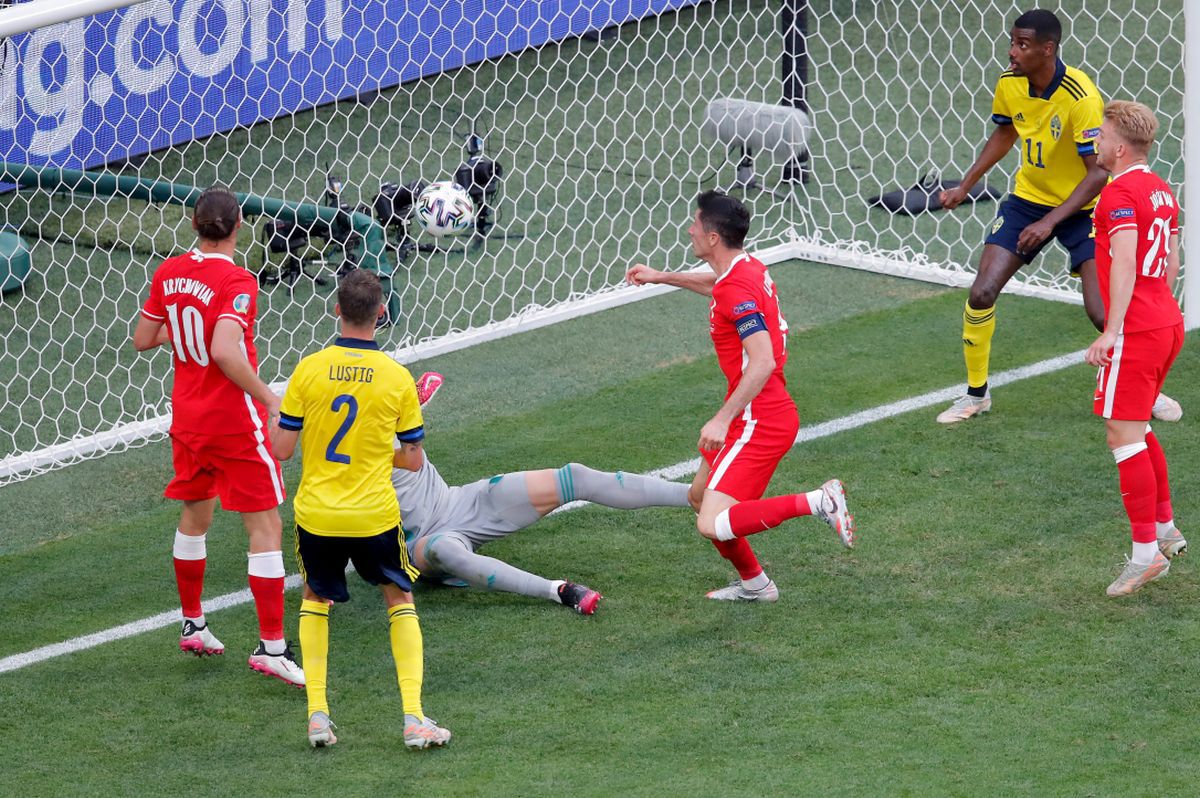 Robert Lewandowski, autorul celei mai mari ratări de la EURO 2020: bară din doi metri!