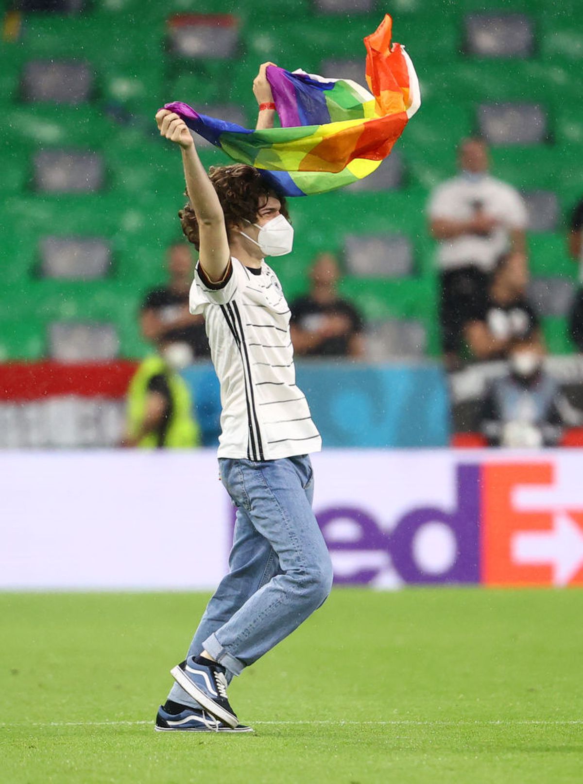 Germania - Ungaria. Un suporter a pătruns pe teren cu steagul LGBTQ
