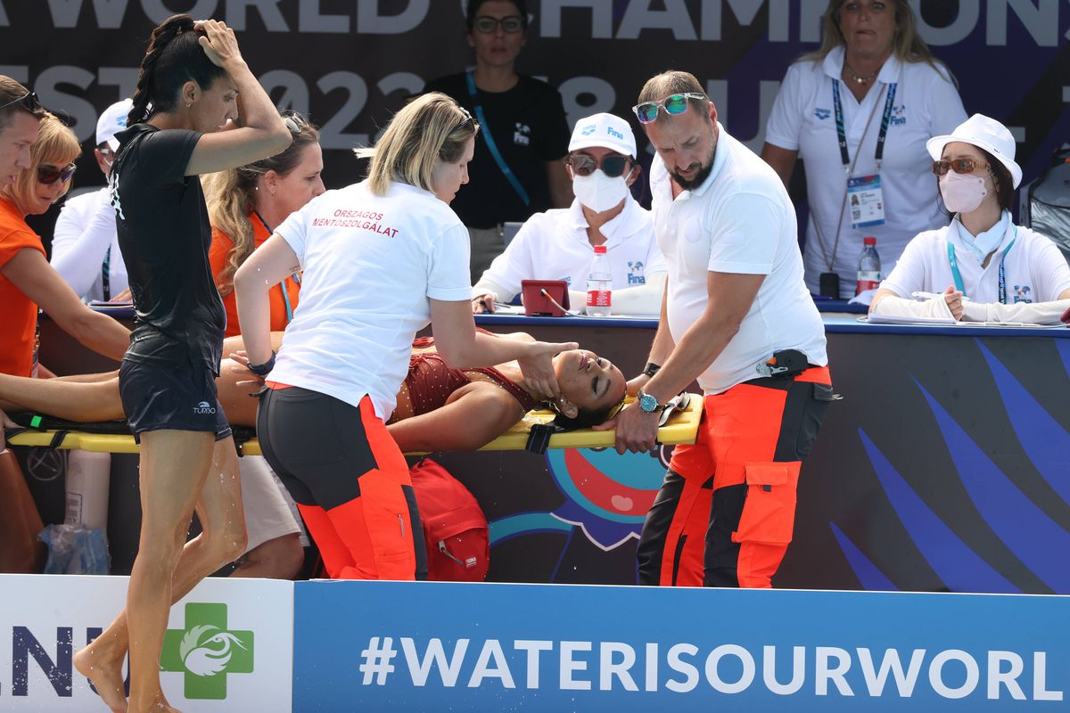 Motivul bizar pentru care salvamarii nu s-au aruncat în apă după sportiva leșinată la Mondiale: „E o restricție în regulament”