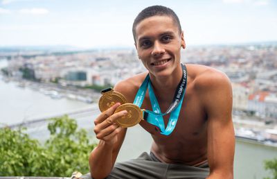 Altfel de podium, deasupra orașului: trimişii Gazetei la CM de Natație au petrecut dimineaţa cu David Popovici