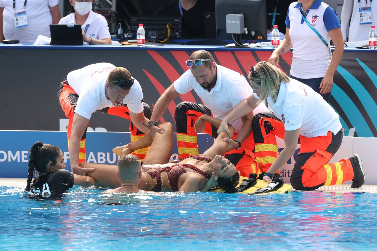 Imagini dure la Mondialele de la Budapesta! » Antrenoarea a plonjat în bazin pentru a-și salva sportiva leșinată: „Salvamarii nu interveneau”