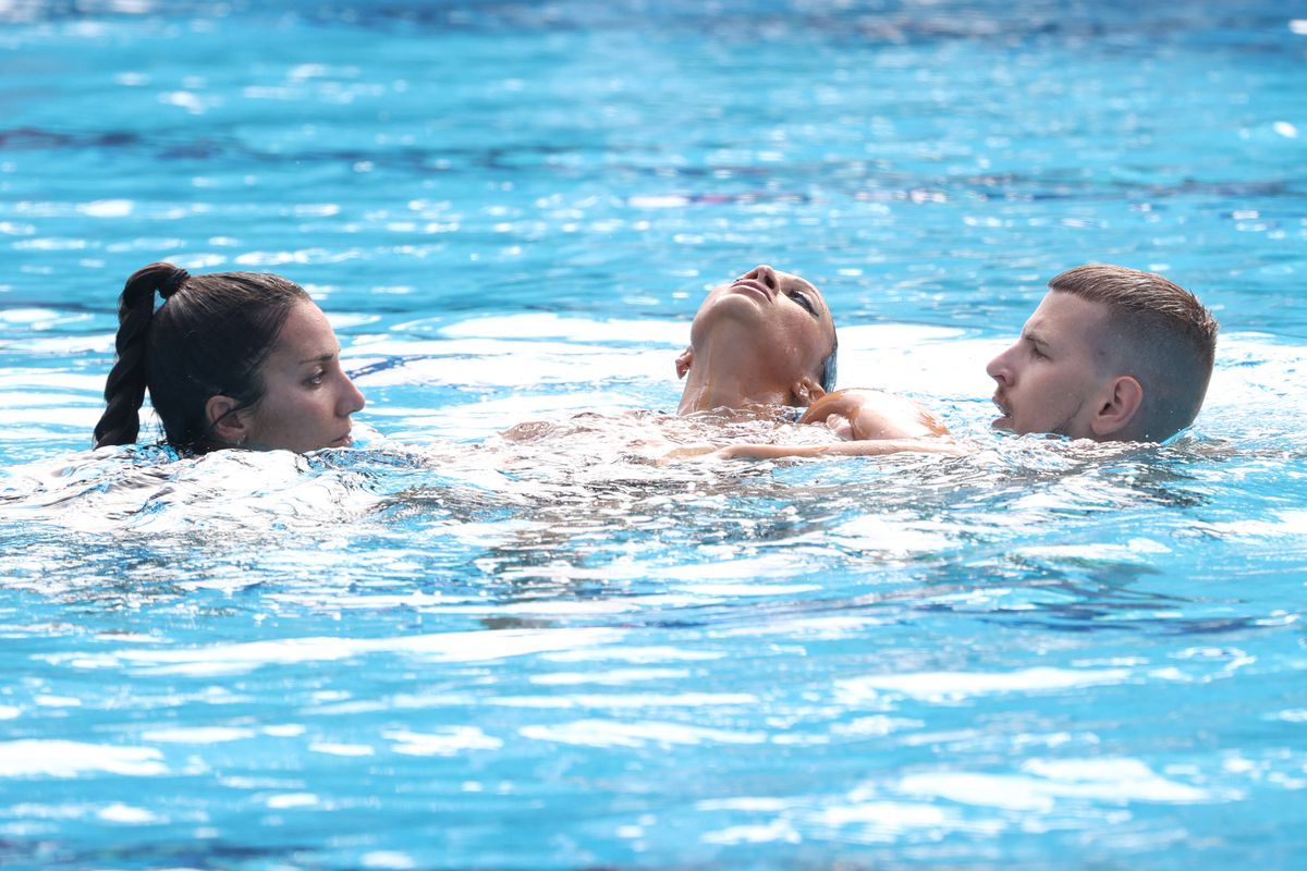 Imagini dure la Mondialele de la Budapesta! » Antrenoarea a plonjat în bazin pentru a-și salva sportiva leșinată: „Salvamarii nu interveneau”