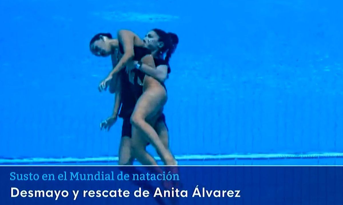 Motivul bizar pentru care salvamarii nu s-au aruncat în apă după sportiva leșinată la Mondiale: „E o restricție în regulament”