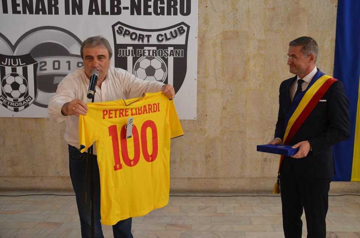 48 de ani de la unicul trofeu din istoria Jiului, Cupa României » Drama lui Mulțescu: „Am alergat ca un câine să câștig bani pentru tratamentul soției, care suferea de scleroză în plăci la nici 20 de ani!"