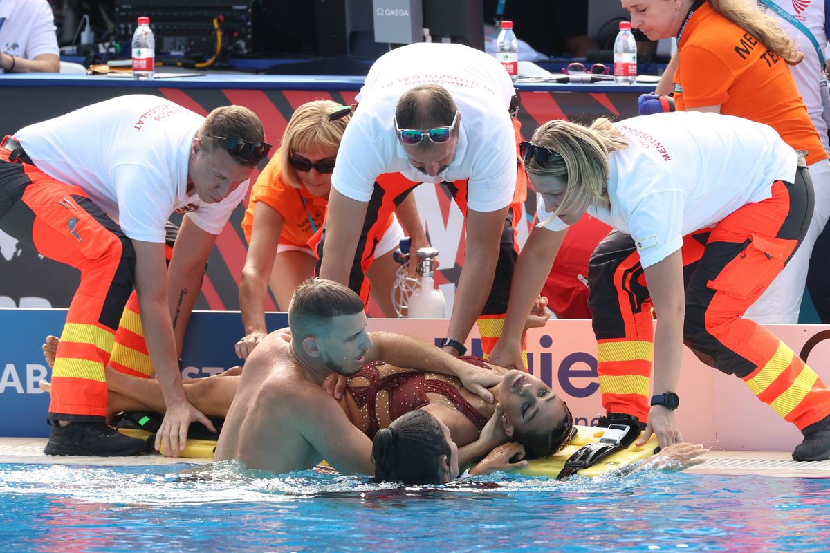 Imagini dure la Mondialele de la Budapesta! » Antrenoarea a plonjat în bazin pentru a-și salva sportiva leșinată: „Salvamarii nu interveneau”