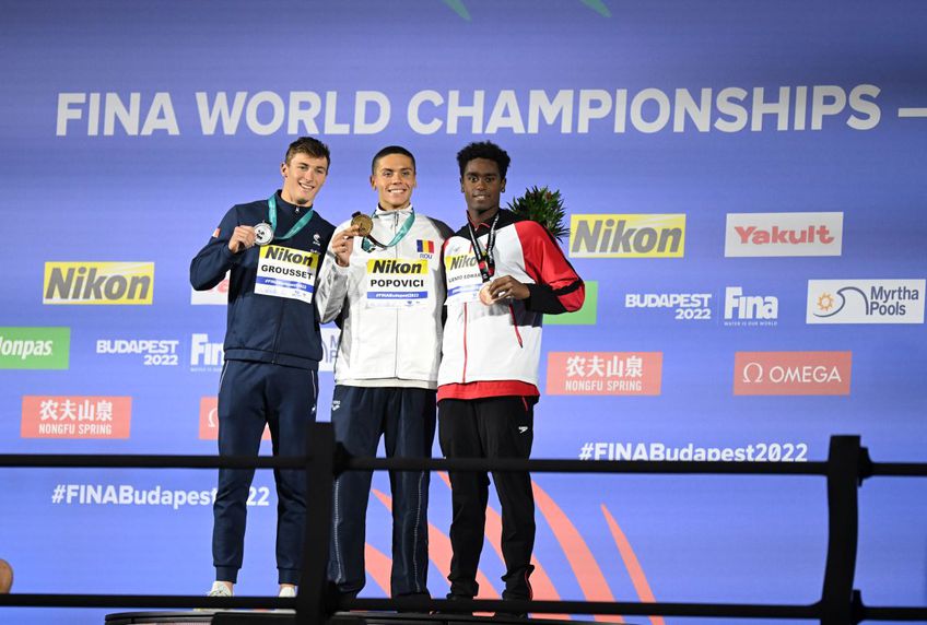 Maxime Grousset (stânga imaginii), medaliatul cu argint în proba de 100 de metri liber la Mondialele de la Budapesta, promite că își va lua revanșa în fața lui David Popovici (17 ani).