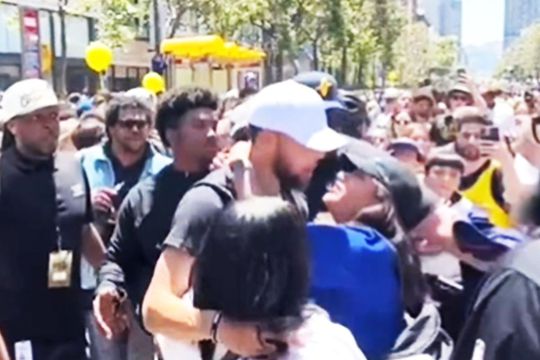 Steph Curry a fost protagonistul unui moment amuzant la petrecerea în care cei de la Warriors celebrau pe străzi cel de-al șaptelea titlu din istorie