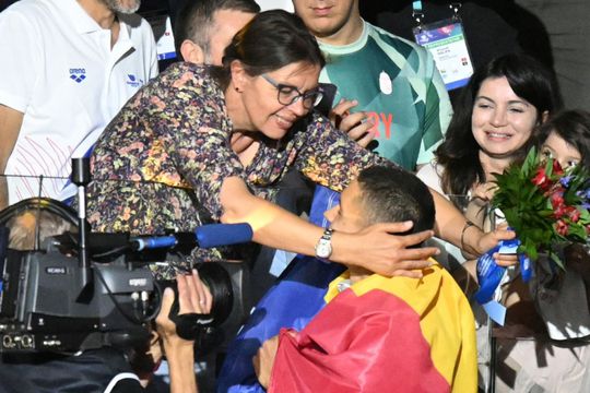 David Popovici, felicitat de mama sa, după victoria la 100 de metri liber, FOTO: Raed Krishan