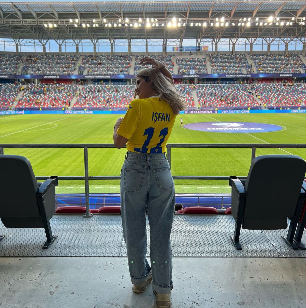 Criticat de Panduru și admonestat de suporteri, fotbalistul din Superligă și-a „oficializat” relația. Femeia care l-a dat peste cap: „E al meu!”