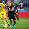 Arlind Ajeti, în duel cu Denis Alibec la EURO 2016. 
Foto: Imago