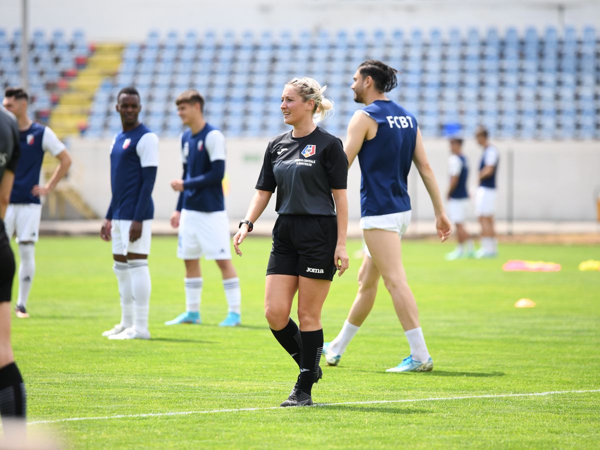 Alina Peșu debutează oficial la un meci din Liga 1! Povestea specială a arbitrei din Craiova: „Când eram mică jucam fotbal non-stop și spărgeam geamurile”