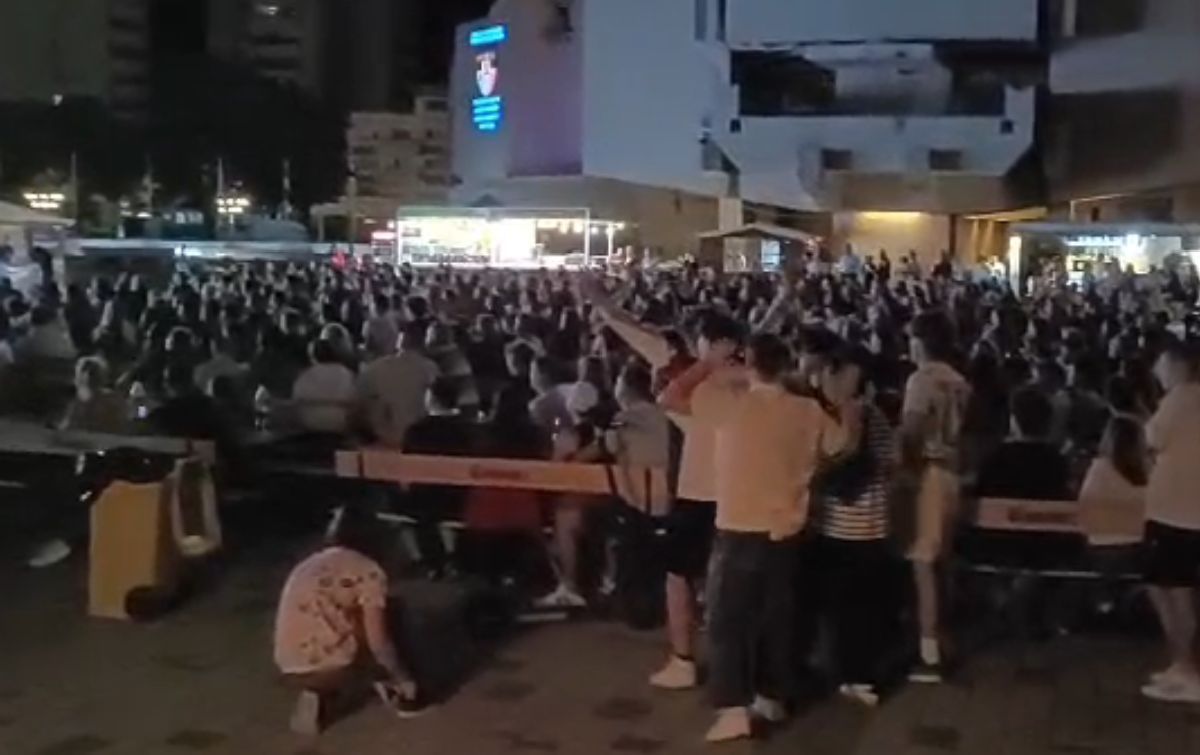 „Nebunie” în toată regula la Satu Mare » Golul decisiv al Ungariei, sărbătorit de o mie de maghiari în centrul orașului: GSP are imagini spectaculoase de la fața locului