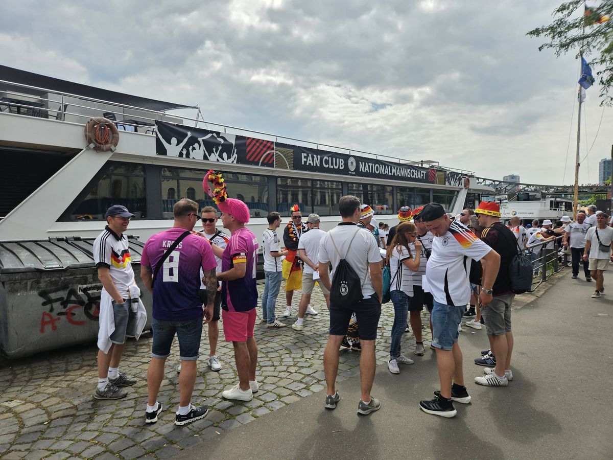 Frankfurt, în ziua meciului Germania - Elveția, așteptându-i pe români