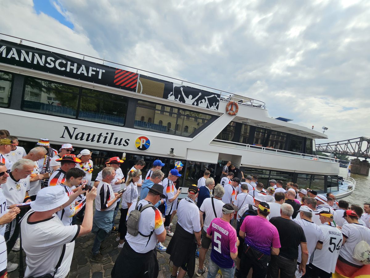 Frankfurt, în ziua meciului Germania - Elveția, așteptându-i pe români