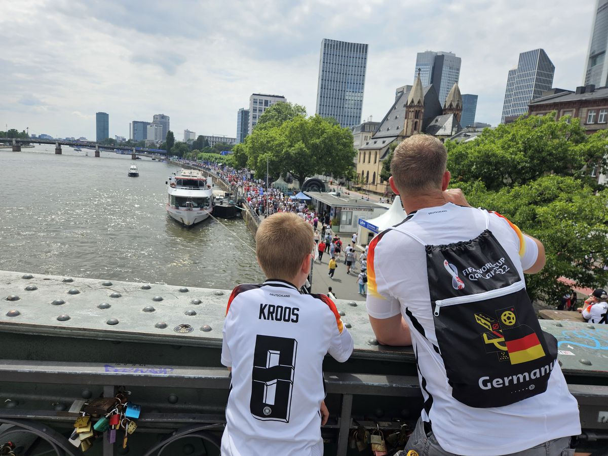 Frankfurt, în ziua meciului Germania - Elveția, așteptându-i pe români