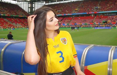 Sărutul consolării! Gestul făcut de iubita lui Radu Drăgușin în Germania