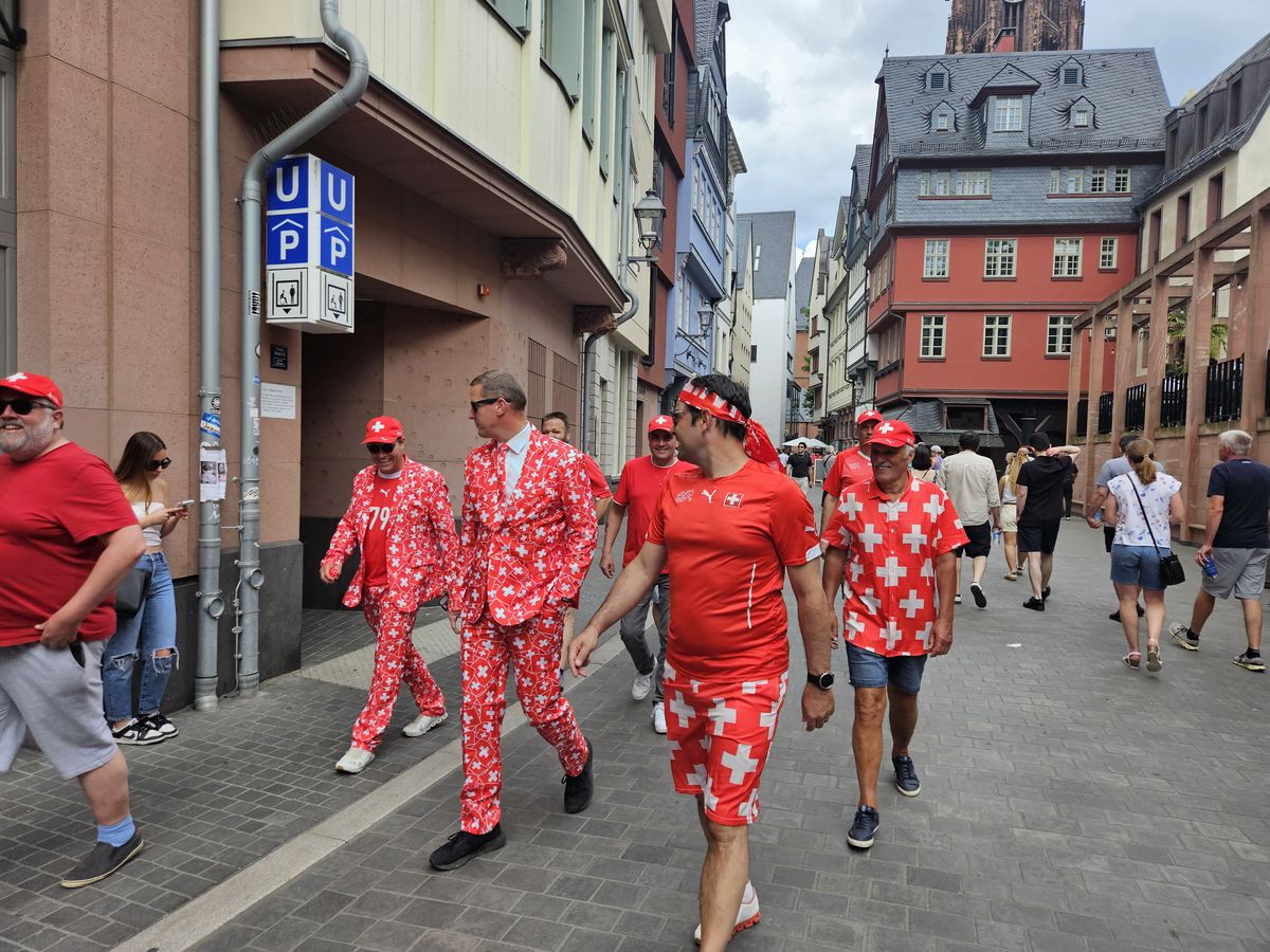 Frankfurt, în ziua meciului Germania - Elveția, așteptându-i pe români