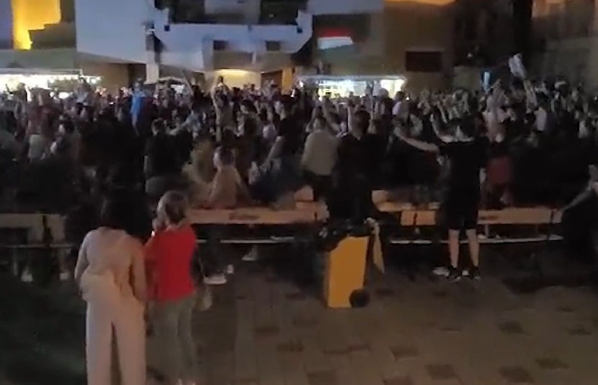 „Nebunie” în toată regula la Satu Mare » Golul decisiv al Ungariei, sărbătorit de o mie de maghiari în centrul orașului: GSP are imagini spectaculoase de la fața locului