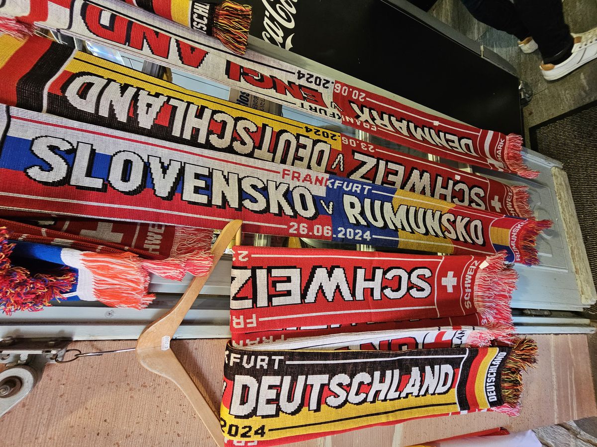 Frankfurt, în ziua meciului Germania - Elveția, așteptându-i pe români