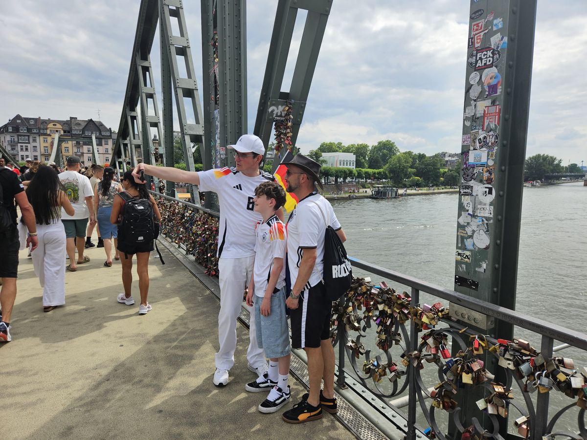 Frankfurt, în ziua meciului Germania - Elveția, așteptându-i pe români