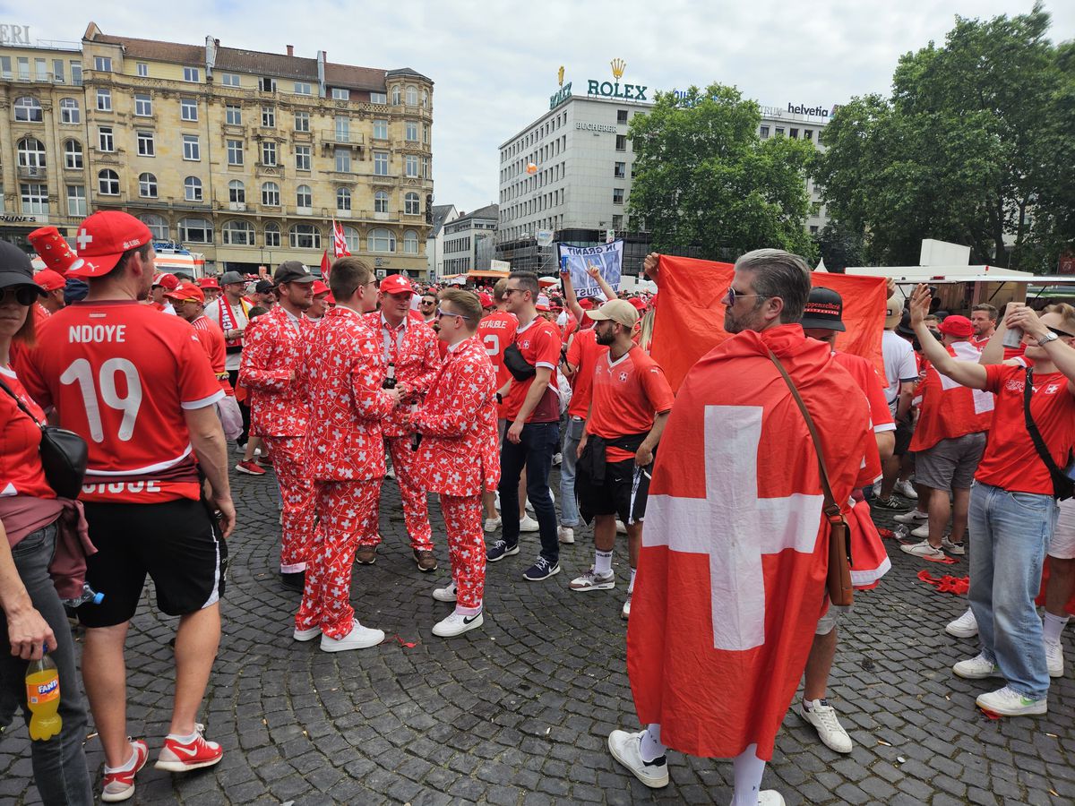 Frankfurt, în ziua meciului Germania - Elveția, așteptându-i pe români