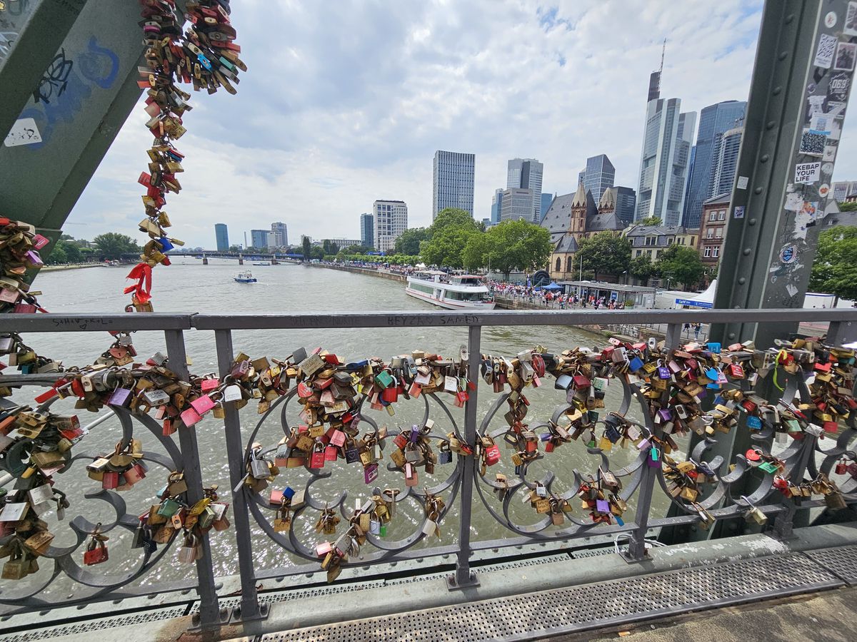 Frankfurt, în ziua meciului Germania - Elveția, așteptându-i pe români