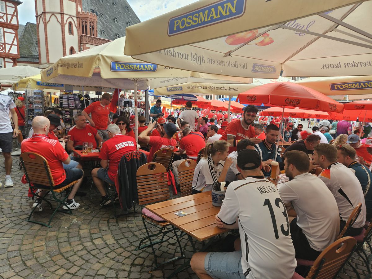 Frankfurt, în ziua meciului Germania - Elveția, așteptându-i pe români