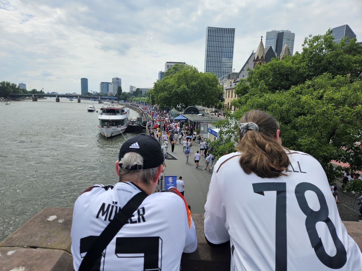 Frankfurt, în ziua meciului Germania - Elveția, așteptându-i pe români