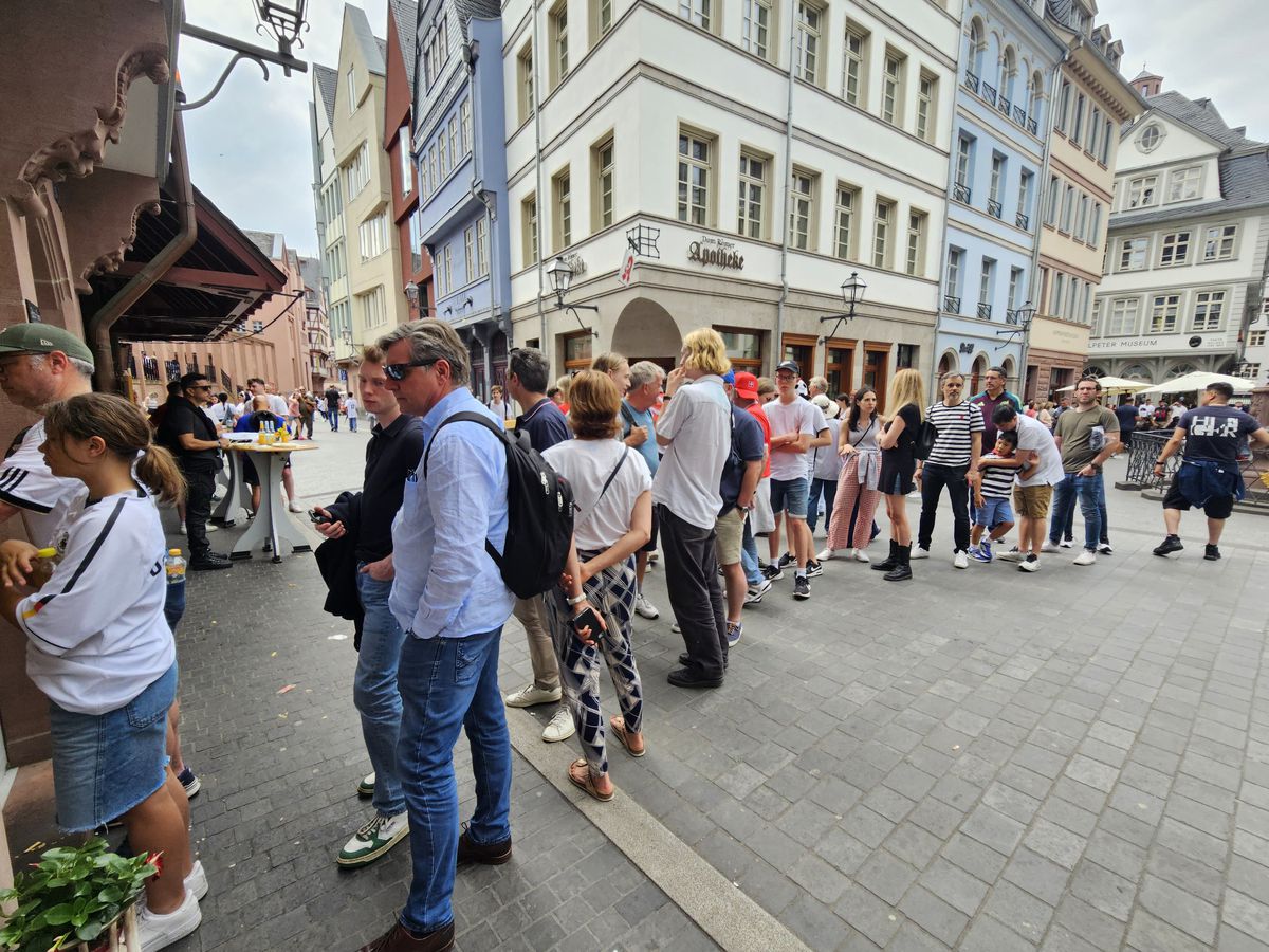 Frankfurt, în ziua meciului Germania - Elveția, așteptându-i pe români