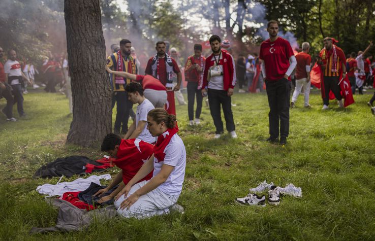 Fanii turci se roagă în pădure