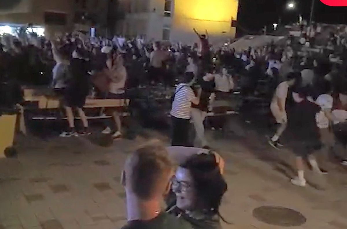 „Nebunie” în toată regula la Satu Mare » Golul decisiv al Ungariei, sărbătorit de o mie de maghiari în centrul orașului: GSP are imagini spectaculoase de la fața locului