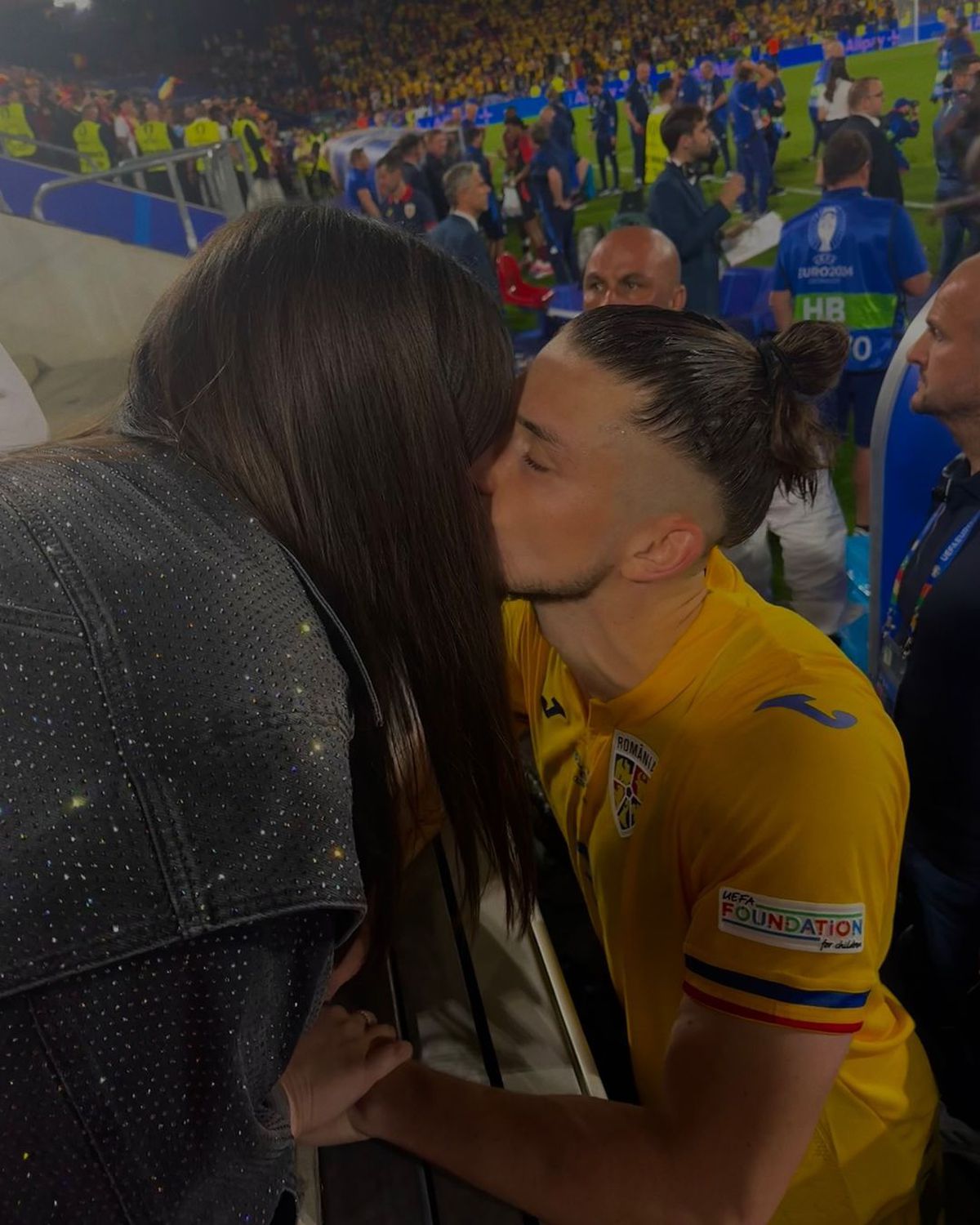 Sărutul consolării! Gestul făcut de iubita lui Radu Drăgușin în Germania
