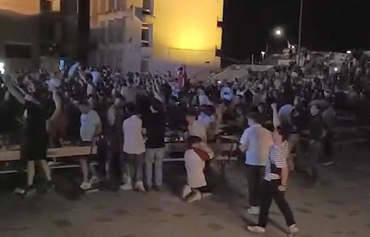 „Nebunie” în toată regula la Satu Mare » Golul decisiv al Ungariei, sărbătorit de o mie de maghiari în centrul orașului: GSP are imagini spectaculoase de la fața locului