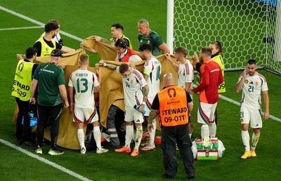 Momente dramatice la Stuttgart » În lacrimi, jucătorii Ungariei au luat targa și au grăbit medicii! Varga, scos de pe teren cu un paravan din pături. Are fractură de pomete și comoție