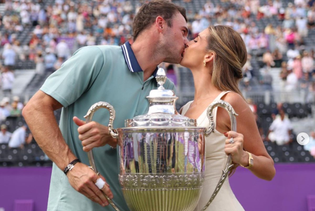 A câștigat cel mai important titlu al carierei, apoi s-a sărutat pasional cu iubita-influencer lângă trofeu