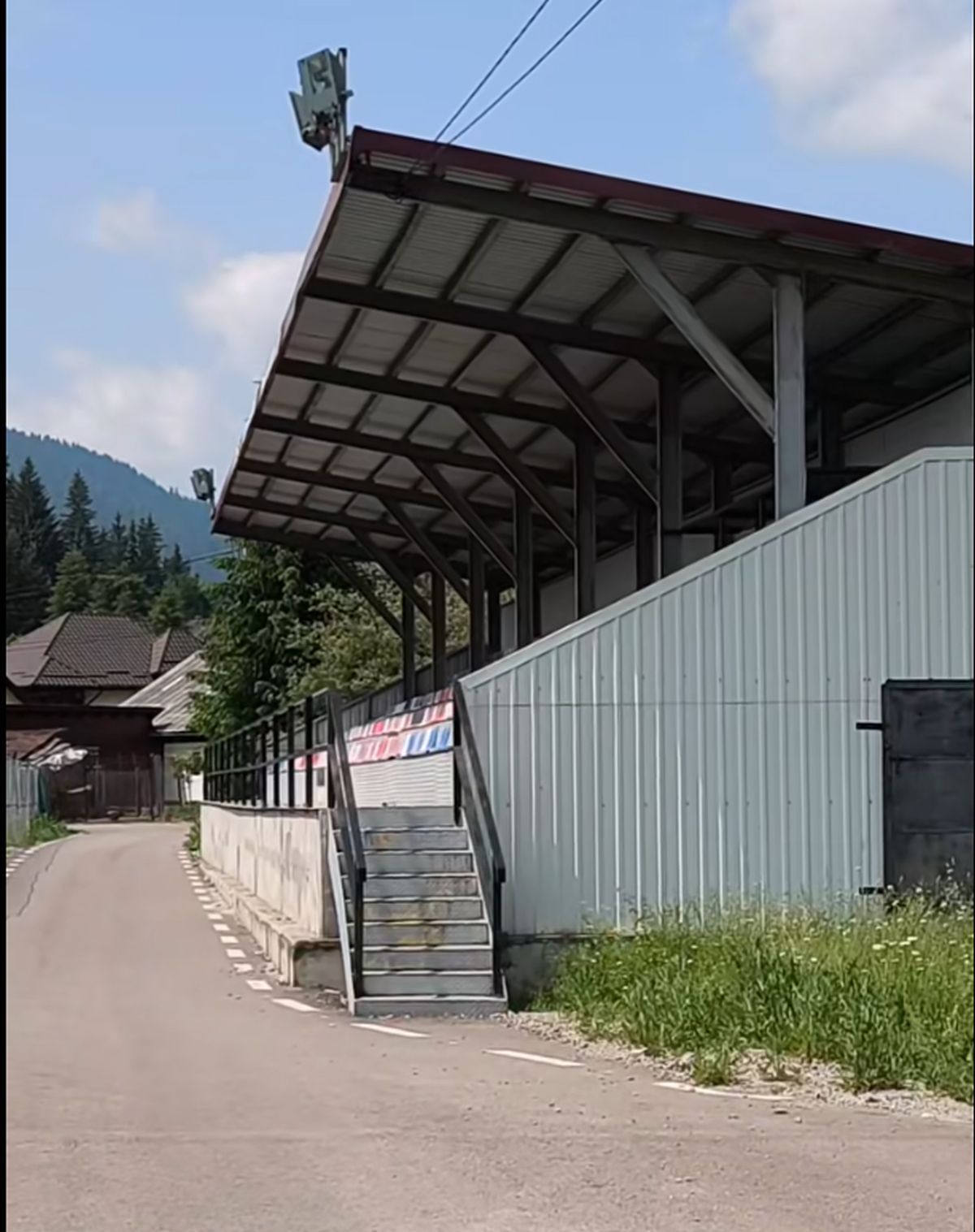 Cum arată azi stadionul din România unde Rapid suferea un eșec istoric în 2015 » Decorul e feeric, buruienile sunt cât vestiarul